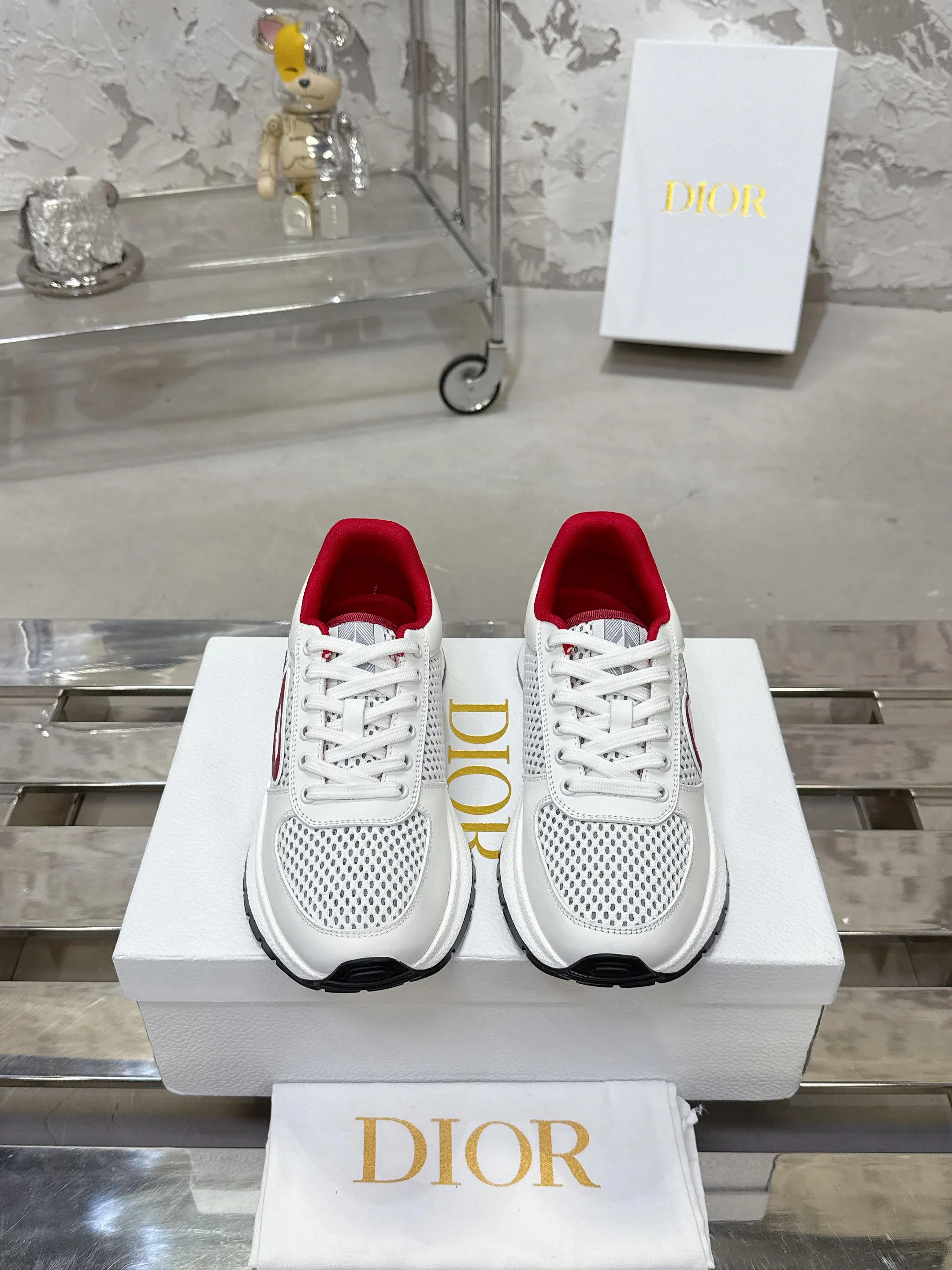 [Dior Dior] P: 640💰Couple model Size: Female: 35-40 (customized at 41), male 39-44. (customized at 45) 2025 Dior Dior autumn and winter new couple model, thick-soled casual sports shoes, originally purchased and developed to reinterpret the sports style with an elegant and fashionable shape. The upper is crafted from white mesh fabric and features the Christian Dior Paris signature on the laces and heel. The exquisite two-color sole is light and soft, which can add a high-end temperament to all kinds of casual looks. The delivery counter is exquisitely packaged🛍📦 ▪️Material: Original custom imported first-layer cowhide ▪️Inner lining: Imported soft sheepskin lining ▪️Sole: Original open-molded anti-slip rubber material ▪️Sole thickness: 4CM
